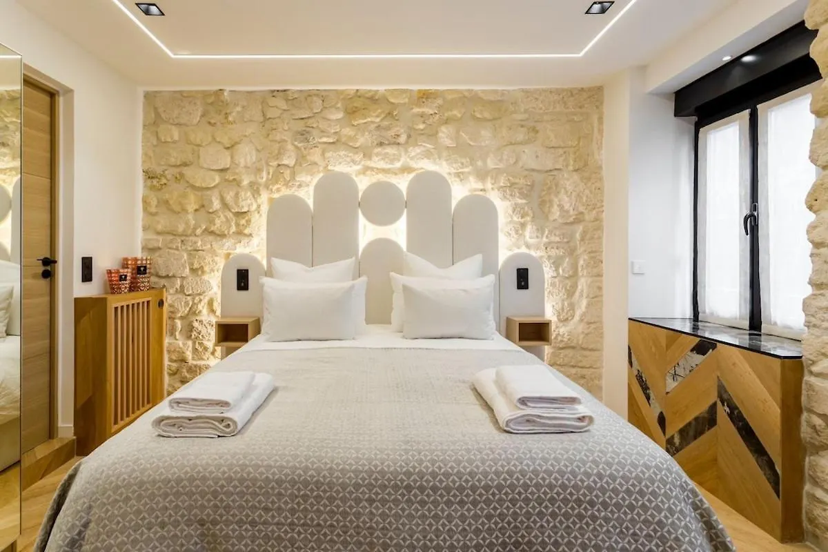 B1 Beautiful, Luxury Near Eiffel Tower Sleeps Ac contacts